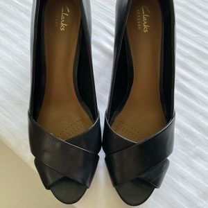 Clarks SZ 11 black leather peep toe heels.